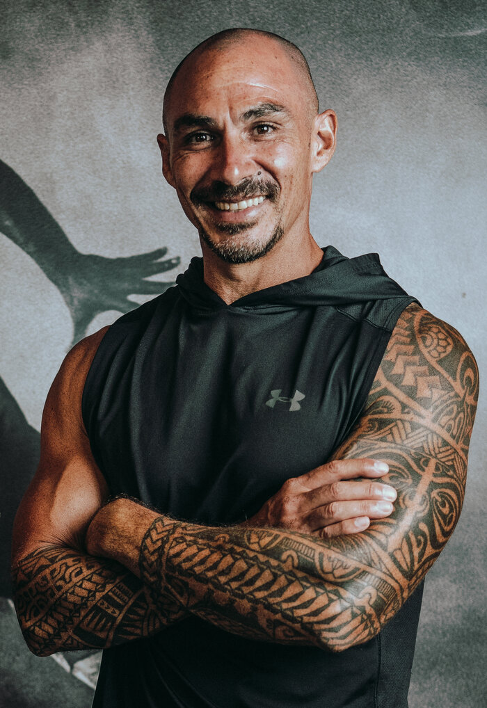 Henry, fitness coach in zwart sporttenue